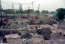 834572 Overzicht van de opgravingen van de restanten van het vroegere kasteel Vredenburg op het Vredenburg te Utrecht, ...